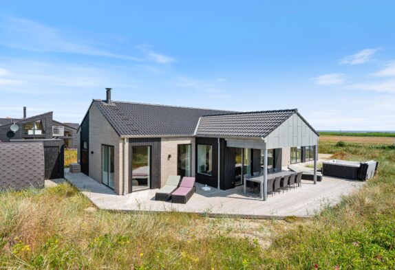 Modernes Luxusferienhaus mit Wellnessbereich und Aktivitätsraum