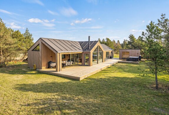 Modernes Ferienhaus mit Sauna, Kamin und Whirlpool in Årgab