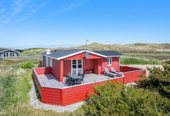 Feriehus med dejlig terrasse på naturgrund 300 fra stranden