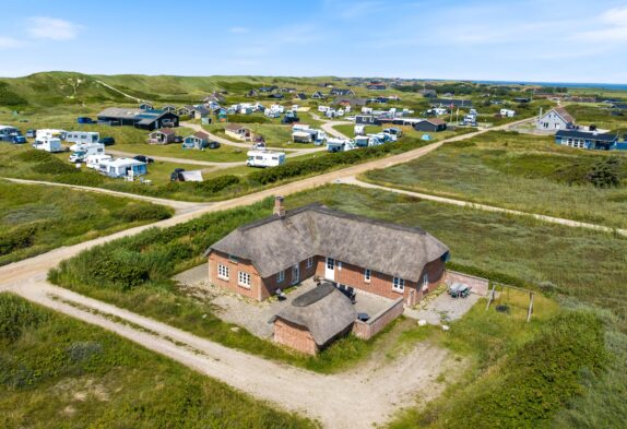 Stråtækt sommerhus 200 meter fra stranden