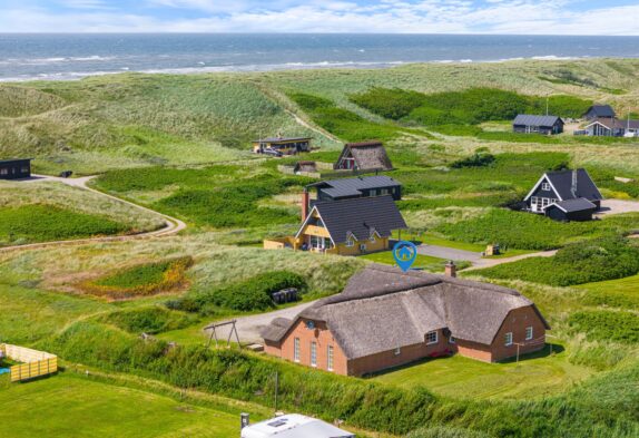 Traumhafte Lage, strandnahes Ferienhaus mit Pool in Årgab