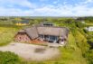 Traumhafte Lage, strandnahes Ferienhaus mit Pool in Årgab (Bild  2)