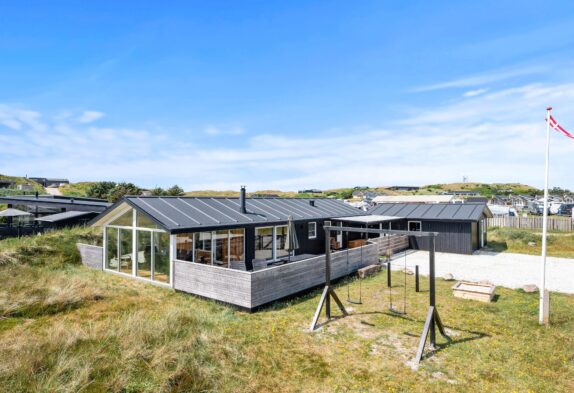 Schönes Ferienhaus mit Anbau und Badetonne nah am Strand