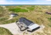 Ferienhaus mit geschlossener Terrasse dicht am Strand (Bild  1)
