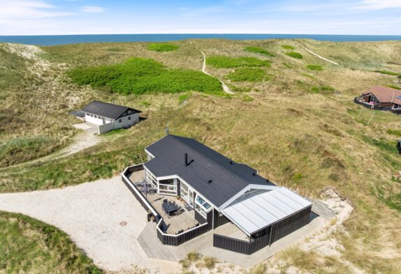 Ferienhaus mit geschlossener Terrasse dicht am Strand