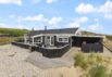 Ferienhaus mit geschlossener Terrasse dicht am Strand (Bild  1)