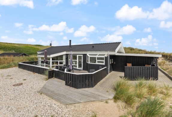 Ferienhaus mit geschlossener Terrasse dicht am Strand