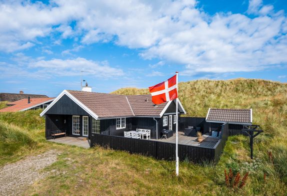 Charmerende, renoveret sommerhus i Årgab med fjordudsigt