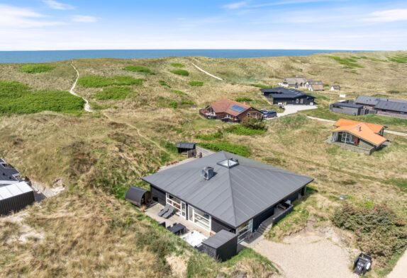 Sommerhus med udespa og udesauna i første klitrække