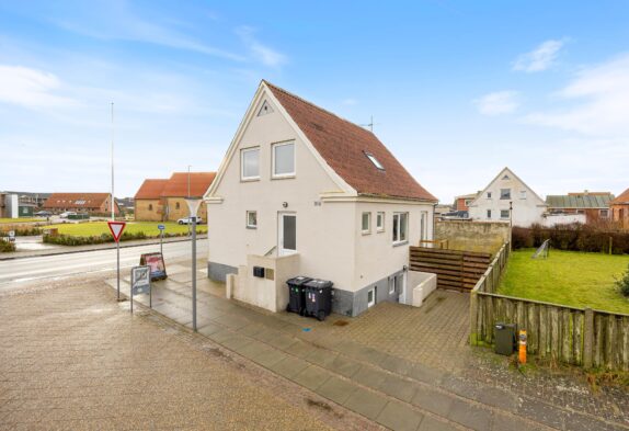 Centralt beliggende feriehus i Hvide Sande med lukket terrasse