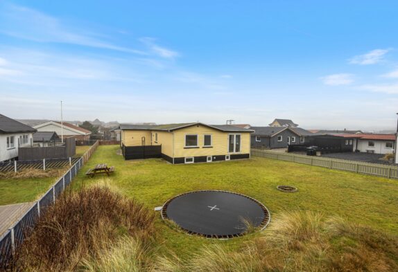 Zentral gelegenes Ferienhaus in Hvide Sande mit großem Garten