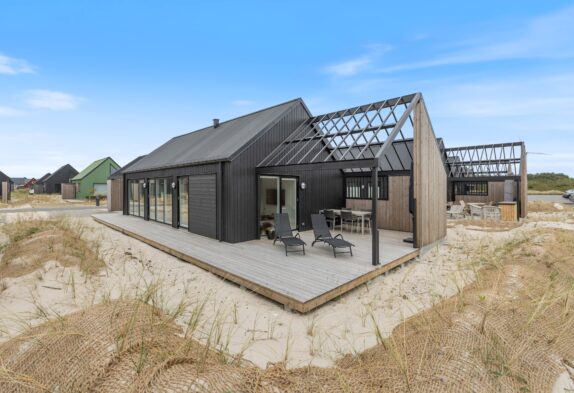 Lyst og dejligt sommerhus i Hvide Sande med ladestik til el-bil