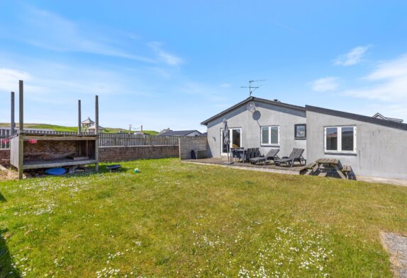 Hyggeligt feriehus med lukket have i Hvide Sande tæt på hav og by