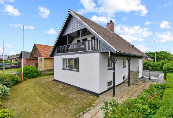 Schönes Ferienhaus mit Balkon zentral in Hvide Sande