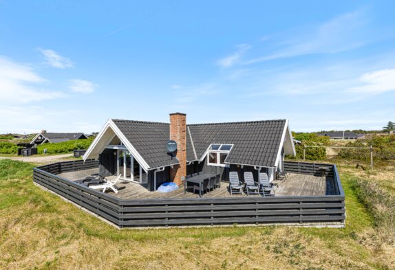 Skønt feriehus med lukket terrasse tæt på Lyngvig Fyr