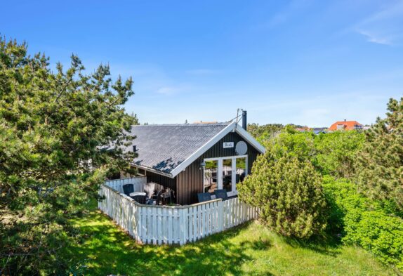 Indbydende, renoveret sommerhus til 6 personer tæt på Hvide Sande