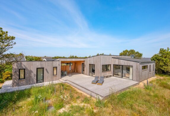 Moderne og lækkert sommerhus på naturgrund