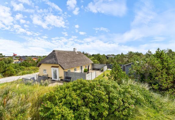 Indbydende sommerhus i Nr. Lyngvig med indhegnet grund