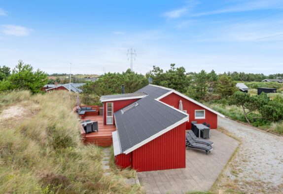 Hyggelig sommerhus med gyngestativ og en skøn udestue