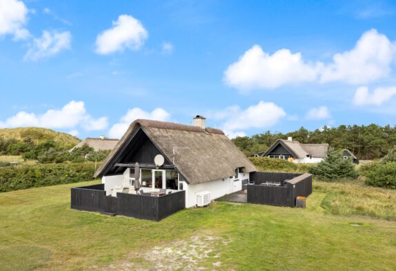 Klassisk sommerhus med hems og lukket terrasse