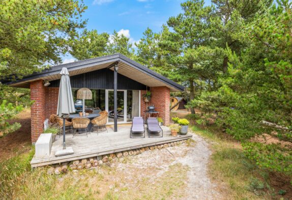 Schönes Ferienhaus, ungestörte Lage, Badetonne, Sauna und Shelter