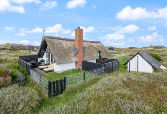 Velholdt sommerhus med stråtag tæt på strand