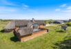 Sommerhus med pool og lukket terrasse i roligt område (billede 1)