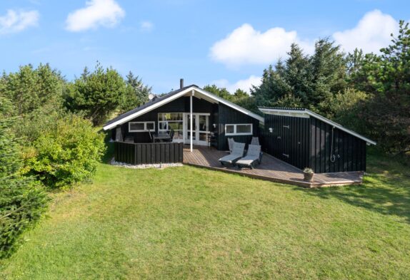 Sommerhus med terrasse ud til fredet område