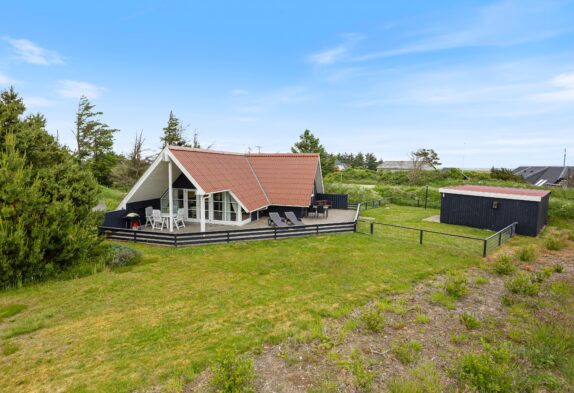 Dejligt sommerhus på naturgrund med brændeovn