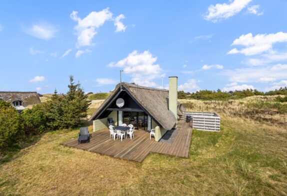 Stråtækt sommerhus med sauna og brændeovn i Klegod