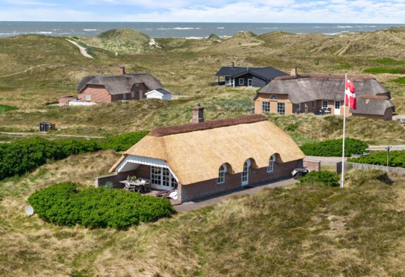 Et smagfuldt indrettet feriehus med panoramaudsigt