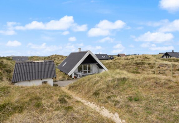 Charmende sommerhus med dejlig terrasse tæt på stranden