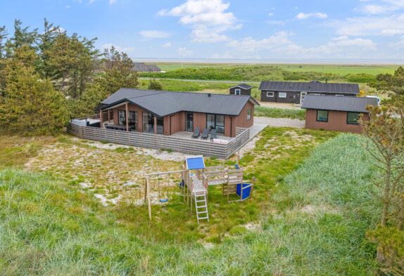 Moderne, 5-stjernet sommerhus i Klegod med udespa