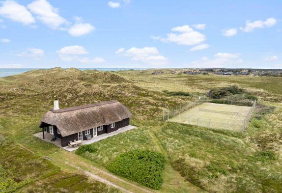 Stråtækt sommerhus i hyggelige Klegod