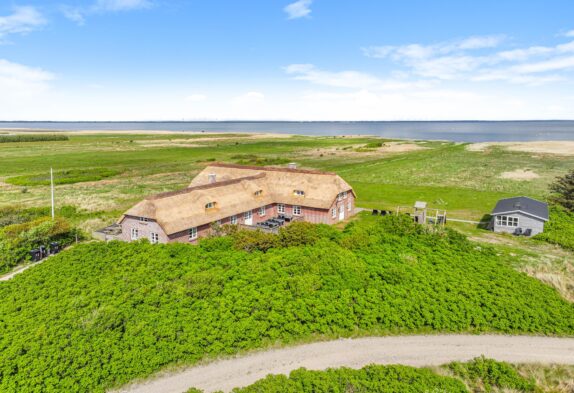 Stort sommerhus med pool og spa tæt på Ringkøbing Fjord