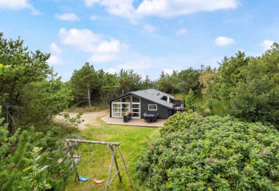 Strandnært og hyggeligt sommerhus med sauna og bordfodbold