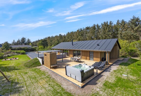 Skønt sommerhus i Klegod med brændeovn, sauna og udespa