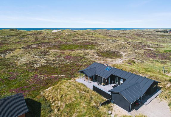 Flot feriehus med panoramaudsigt og sauna kun 250 m fra stranden