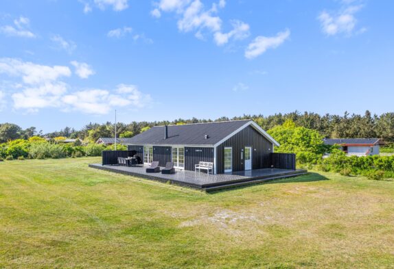 Modernes Ferienhaus mit Wellnessbereich und Spielgeräten