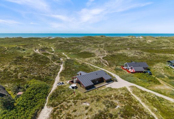 Feriehus med lukket terrasse og skøn beliggenhed  – kun 250 m fra Vesterhavet