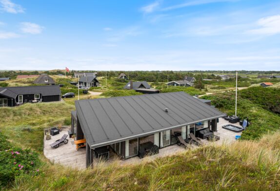 Lækkert sommerhus med udendørsspa og sauna