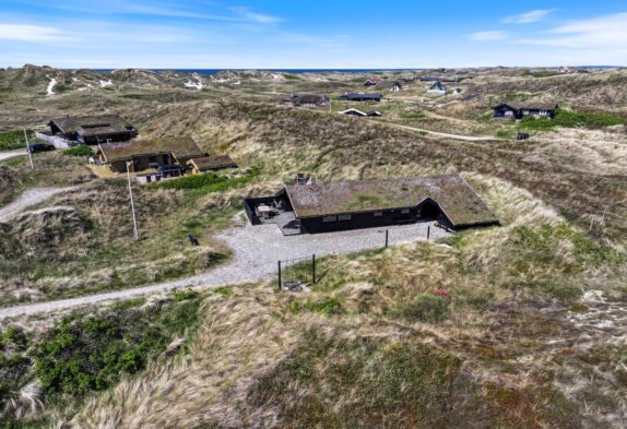Charmerende feriehus blot 100 m fra havet
