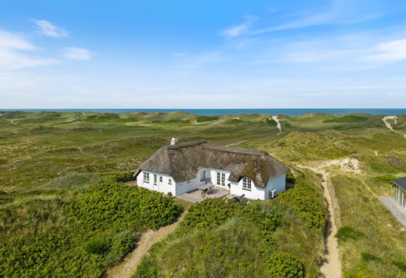 Unikt sommerhus i 1. klitrække ved Vesterhavet