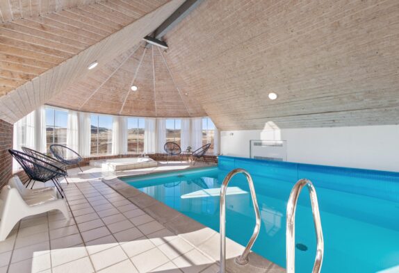 Charmerende sommerhus med pool, spa og sauna