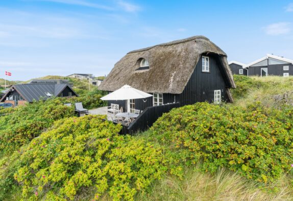 Stråtækt sommerhus kun 400 meter til stranden