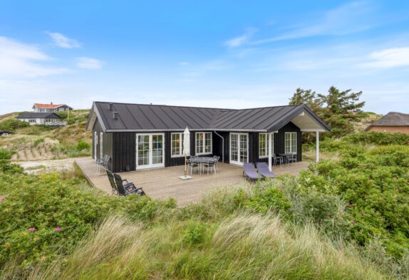 Einladendes, helles Ferienhaus, 450 m zum Strand in Houvig