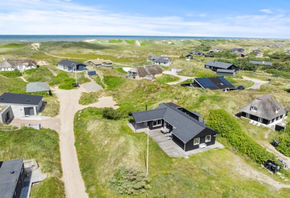 Strandnahes Ferienhaus in Houvig mit Badetonne