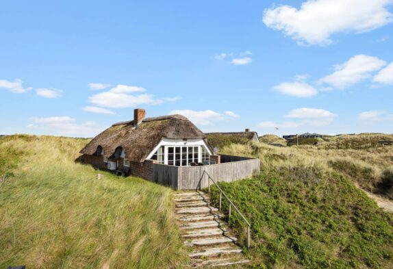 Hyggelig, stråtækt sommerhus i Houvig med lukket terrasse