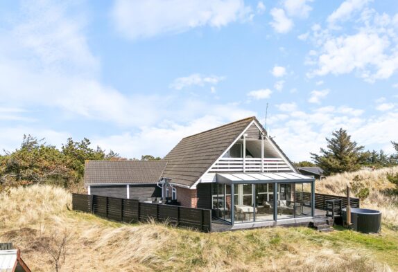 Klassisches strandnahes Ferienhaus mit Badetonne