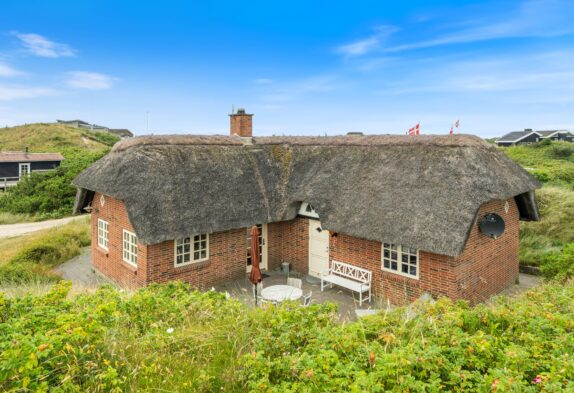 Gemütliches Ferienhaus, das auf einem Hügelgrundstück steht
